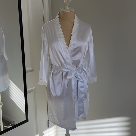 Bridal Robe with Lace and faux Silk - Picture 7 of 12